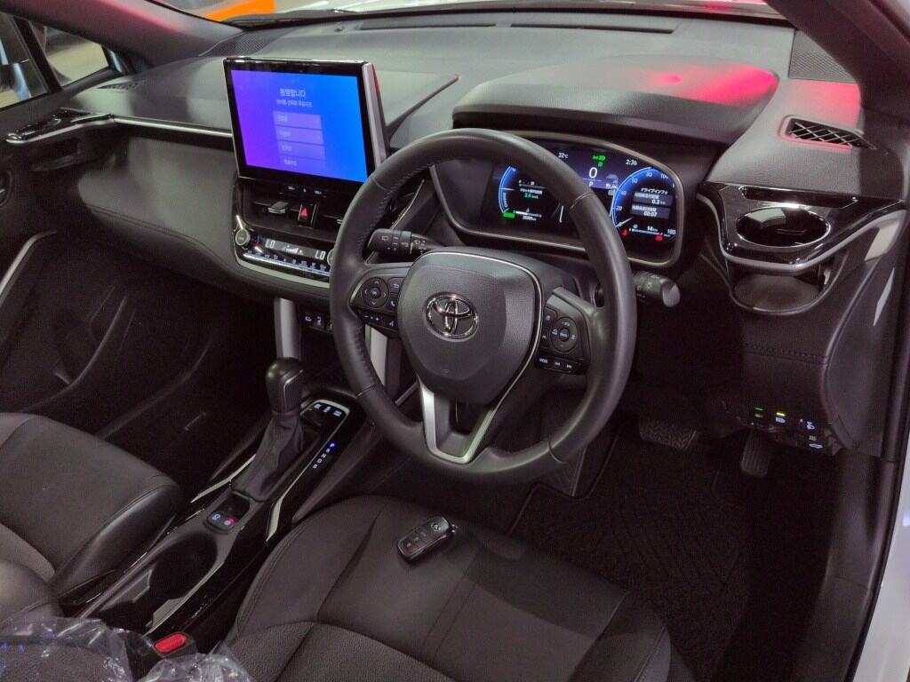 TOYOTA COROLLA CROSS HYBRID Z LEATHER photo 6